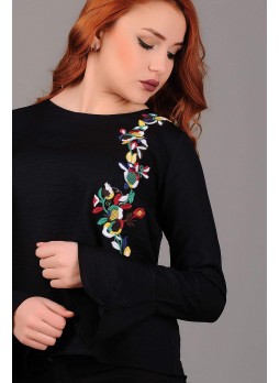 Kolları Salaş Çiçek Motifli Siyah Bluz