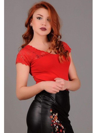 Üstü Dantelli Kırmızı Bluz