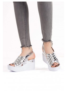 Sev Gümüş Rugan Bayan Dolgu Topuk Sandalet Ayakkabı