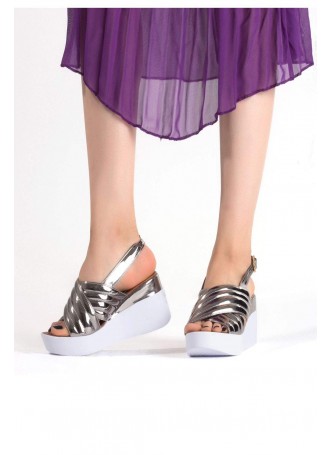 Sev Metalik Gri Rugan Bayan Dolgu Topuk Sandalet Ayakkabı